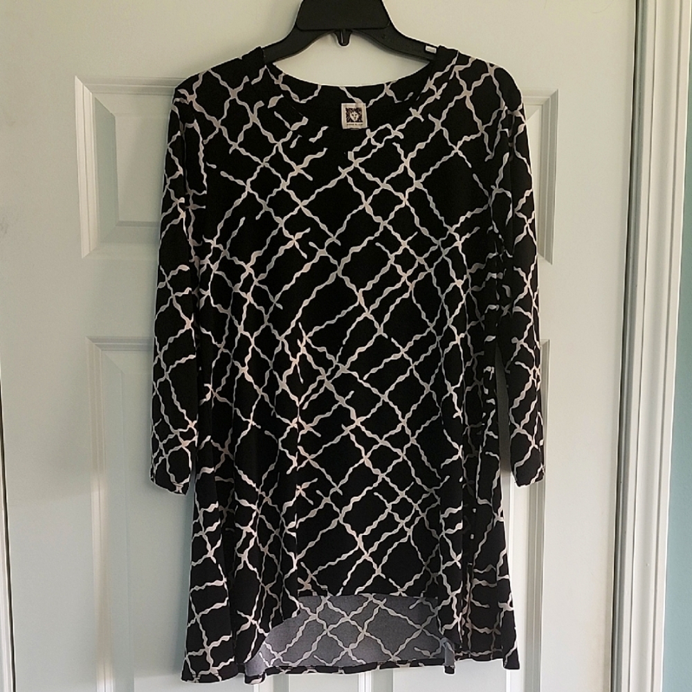 10.00 Sale🌼🌼🌼Black and White Geometric Pattern Top